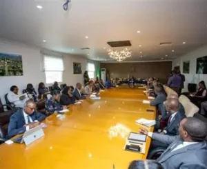 Réunion parlementaire au Gabon sur la gabonisation des directions bancaires avec le ministre de l’Économie présentant une réforme du secteur financier devant les députés.