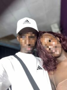 Affiche de sensibilisation illustrant un couple de jeunes et dénonçant les violences conjugales, avec un message contre la jalousie, la violence et les dérives amoureuses au Gabon.