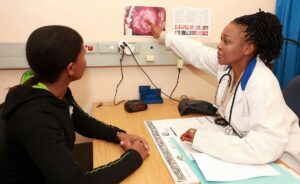 La progression du cancer en Afrique donne aujourd’hui l’impression d’une explosion soudaine. Pourtant, les données scientifiques et les tendances sanitaires racontent une autre histoire : celle d’une maladie lente, silencieuse, qui s’est installée sur plusieurs décennies avant de devenir visible à grande échelle. Ce phénomène s’explique par l’accumulation de facteurs de risque, les transformations sociales rapides et l’évolution des comportements de santé sur le continent.