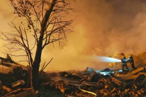 Secouristes chinois mobilisés après l’explosion meurtrière dans une usine pyrotechnique du Hunan