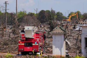 Débris et bâtiments endommagés après la catastrophe industrielle dans une usine de feux d’artifice chinoise