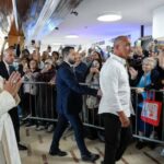 Le pape Léon XIV arrive à l’hôpital Gemelli de Rome pour son opération, accueilli par une foule venue lui témoigner son soutien.