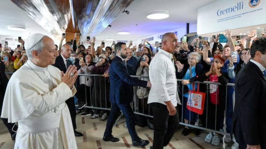 Le pape Léon XIV arrive à l’hôpital Gemelli de Rome pour son opération, accueilli par une foule venue lui témoigner son soutien.