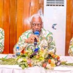 Réunion officielle de membres du gouvernement à Libreville, Gabon, sur les réformes locales.
