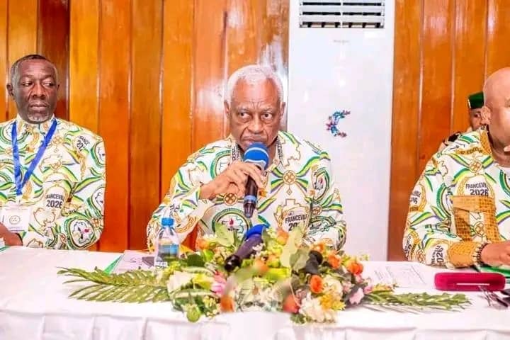 Réunion officielle de membres du gouvernement à Libreville, Gabon, sur les réformes locales.
