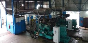 Vue des groupes électrogènes d'une centrale thermique de la SEEG