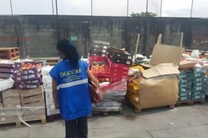 Des agents de contrôle de l’administration gabonaise lors d’une opération de contrôle, illustrant la réorganisation des contrôleurs et la fin du paiement des amendes en liquide au Gabon